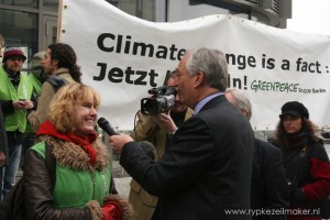 Greenpeace schrijft hier op spandoek een kritische analyse van het klimaatprobleem, die hun campagneleider Bill Hare op 22 april in Nature mag herhalen