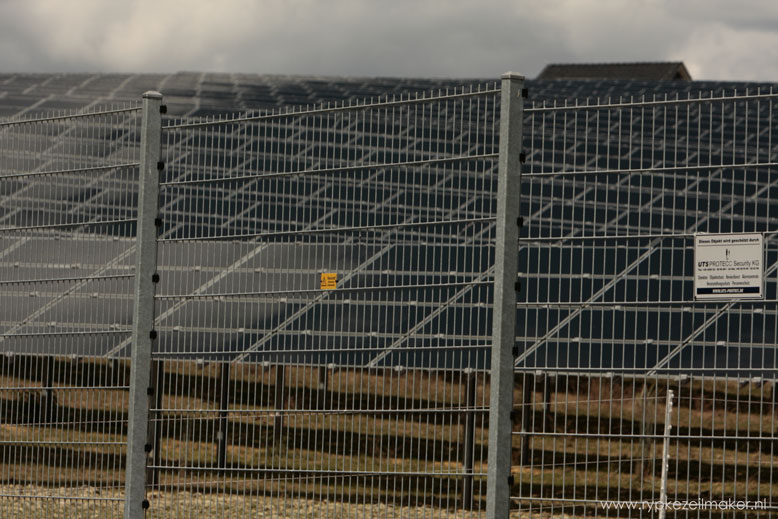 Boven iedere zonne-akker hangt volgens Der Spiegel een zwarte schaduw van kolendamp