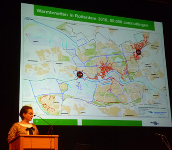 Alexandra van Huffelen voor de kaart van Rotterdam met de gesloten WKK installaties