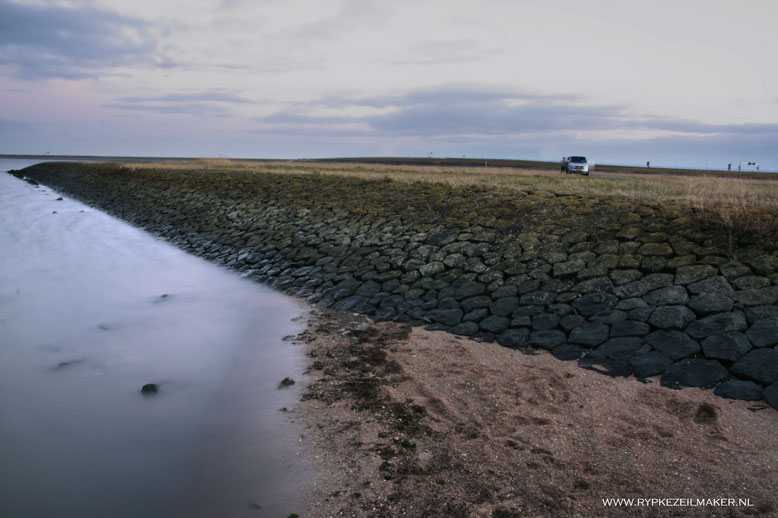 Sekscampers geven de Afsluitdijk een geheel eigen betekenis: Afzuigdijk