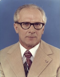 Erich Honecker (Stichting de Noordzee), altijd vol interesse in zijn medemensen, dag en nacht, 24 uur lang toen iedereen nog (verplicht) Socialistisch was