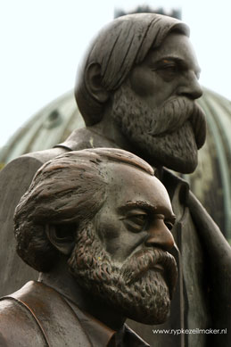 Marx en Engels in Oost Berlijn; niemand richt zoveel ellende aan als wereldverbeteraars