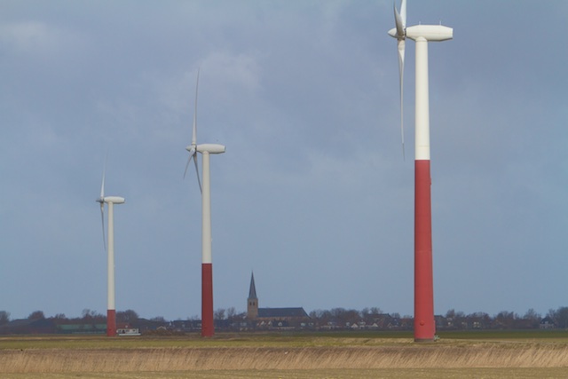 's lands oudste windfarm bij Oosterbierum. Dit zijn de kleintjes van 0,5 MW de nieuwe zijn 10 maal groter. FNP is voor windenergie