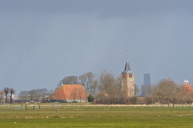 Alde Toer uit de 12de eeuw, en de nieuwe toren in Leeuwarden op de achtergrond