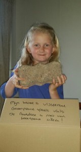 ..ook kleine meisjes gooien al stenen naar Greenpeace