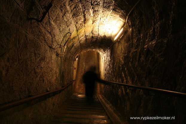Afdalen in de catacomben van Fort Douamont bij Verdun
