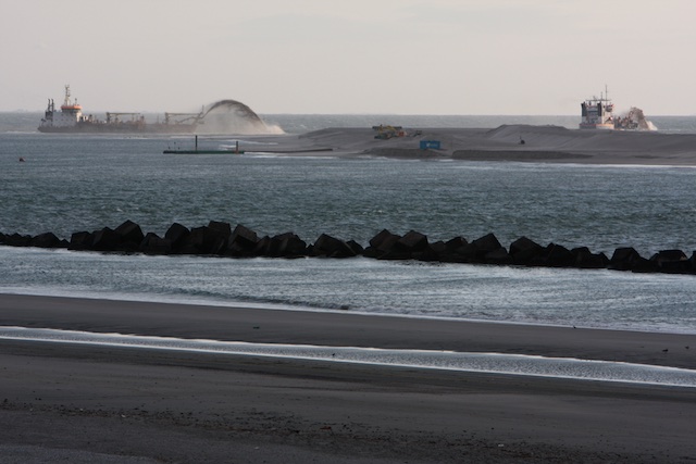 Ton IJlstra was projectleider bij aanleg Maasvlakte 2 waarvoor vele kubieke kilometers zand werden uitgegraven....