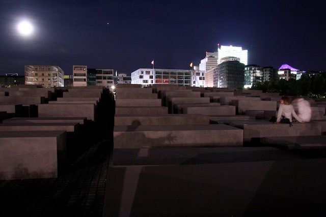 Holocaustmonument Berlijn.....Zo gaat dat (aldus de 'meesterwerken' die onze cultuur van afgelopen halve eeuw rechtvaardigden)