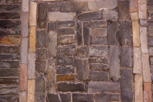 De oplettende bezoeker kan in het vloerpatroon van de Wewelsburg nog zekere herkenbare symbolen ontdekken