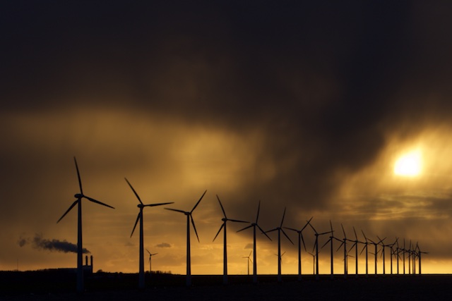 Windturbines voor de zichtbaarheid, de gascentrale die het echte werk levert