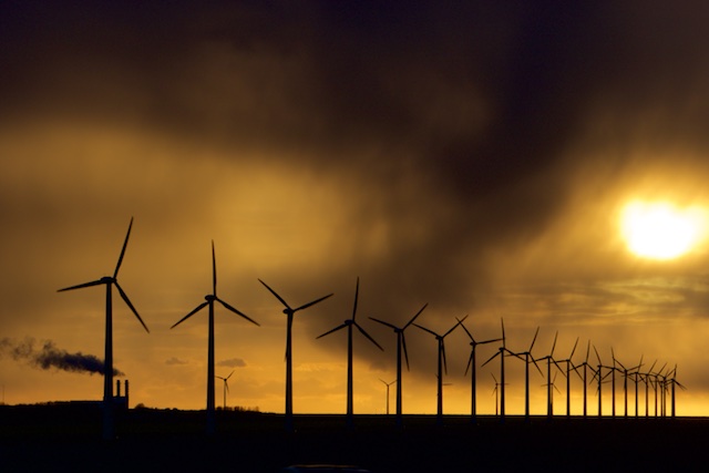 Een fossiele centrale levert het stabiele vermogen, terwijl de windturbines er voor de groene politiek draaien