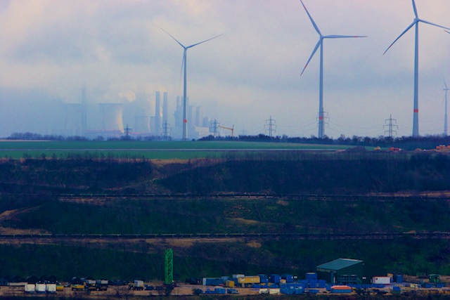 De windvaantjes draaien voor de politiek, terwijl uit de regen en mist de echte krachtbron van Duitsland opdoemt: de nieuwe bruinkoolcentrale van 2000 MW