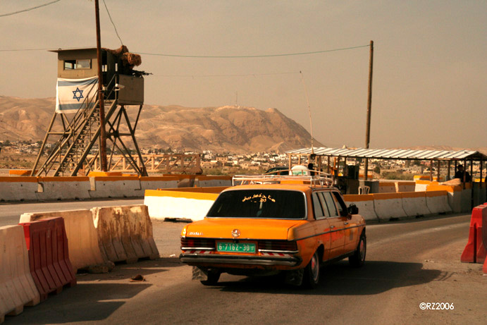 Checkpoint bij Jericho, stad is in handen van Palestijnse Autoriteit