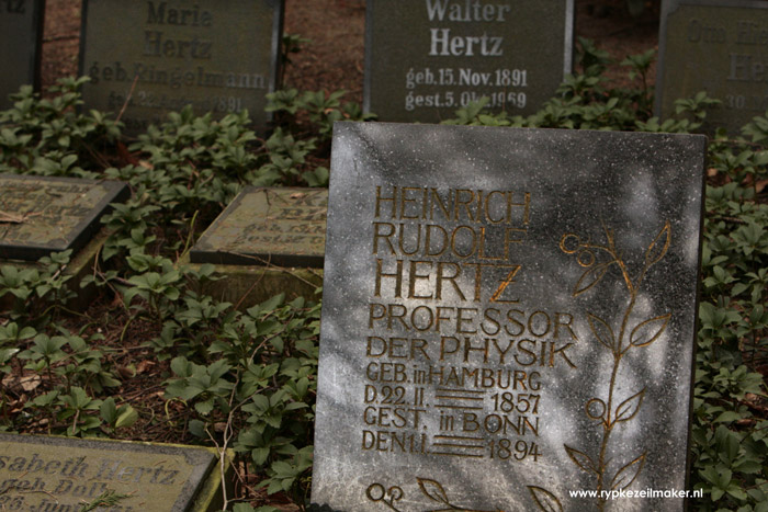 Rudolf Hertz- waarin frequenties van golven worden gemeten- ligt in Hamburg begraven op Friedhof Ohlsdorf