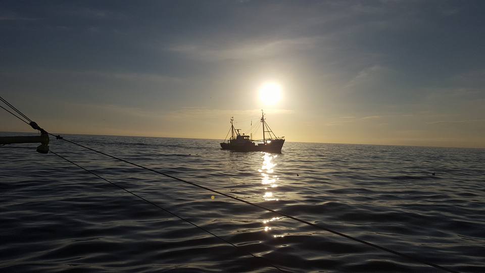 Vissers horen op zee, een foto van Doede Van der Veen