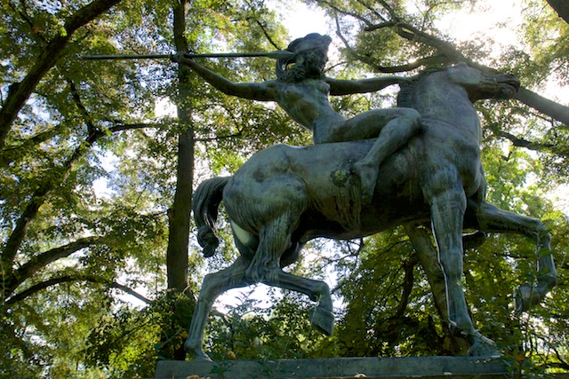 Het beeld van de jagende Amazone uit de binnenplaats van Carinhall staat nu in een park in Eberswalde
