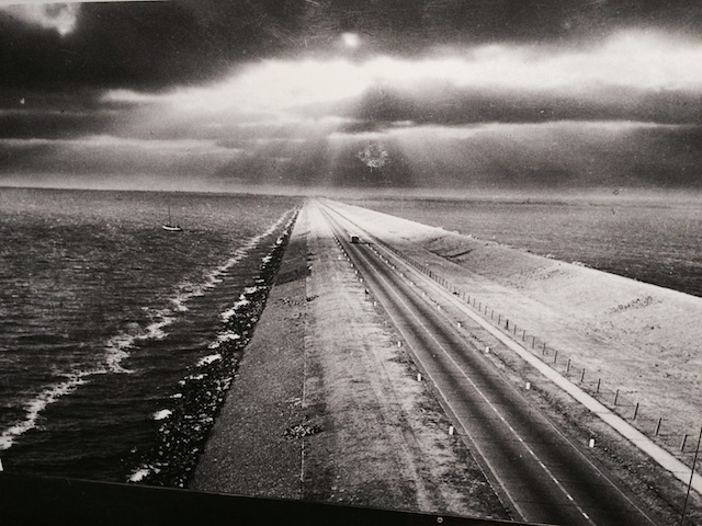De Afsluitdijk in 1934 na aanleg