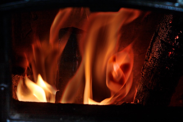 Biomassa, al 300 duizend jaar sinds de uitvinding van het vuur in gebruik. Ook de Neanderthalers bedreven al klimaatbeleid in Henk Kamp-stijl
