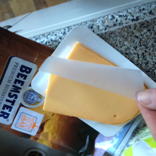 Ook al gaat het nergens over, kijk welke lading plastic je door moet om bij je kaas te komen