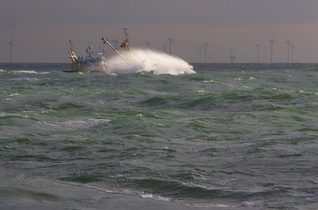 ...in een Agenda 21-zeelandschap met windturbines van Q7